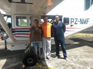 Vlnr: Katia Delvoye, Rodrigo Paris en Niradj Hanoeman voor vertrek naar Tepu