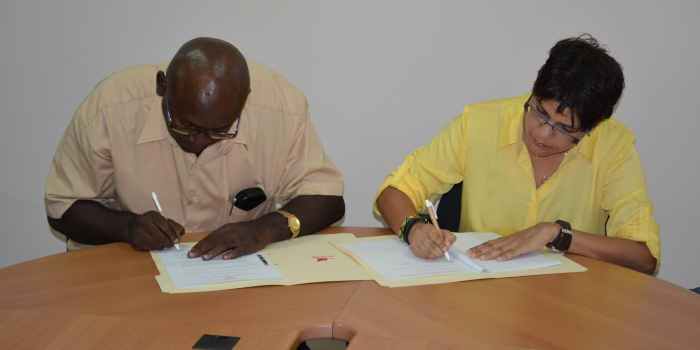 Intentieverklaring getekend tussen de granman der Matuariers en ACT Suriname