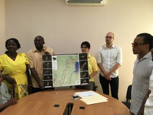 vlnr: Gerda Beely (Stg. Avittiemauw), Matawai Granman Leslie Valentijn, ACT-Suriname Directeur Minu Parahoe, ACT kartograaf Rudo Kemper, en Edgar Davids.